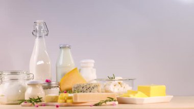 Mavi arka planda çeşitli süt ürünleri