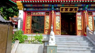 Bir ziyaretçi Hong Kong tapınağını keşfediyor.