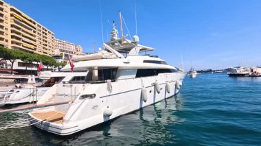 Monte Carlo 'nun manzaralı limanına bir yat yanaştı.