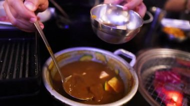 Kimçi çorbasını kaseye dolduruyorum.