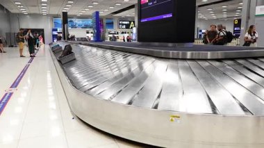 Suvarnabhumi Havaalanı 'nda bavullu bagaj atlıkarınca.