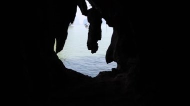 Bir mağaranın içinden okyanusa doğru bak.