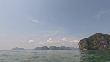 Botla tropikal bir adaya yaklaşıyoruz.