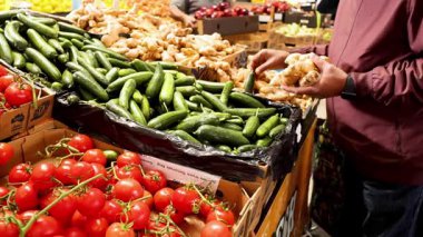 Markette sebze seçen adam.