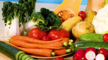 Mavi arka planda çeşitli sebzeler.