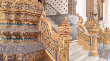 Wat Pho 'nun Bangkok' taki karmaşık mimarisinin detaylı bir görüntüsü, doğal ışıklandırma altında süslü tasarımlar ve canlı renkler sergileniyor.