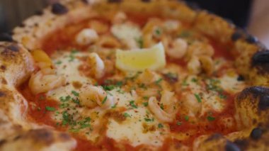Limonlu lezzetli karides pizzası.