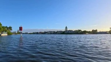 Altın Sahil Kanallarında Manzaralı nehir gezisi