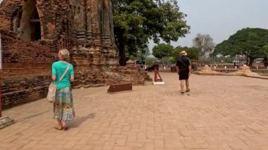 Tarihi tapınak harabelerinde dolaşan ziyaretçiler