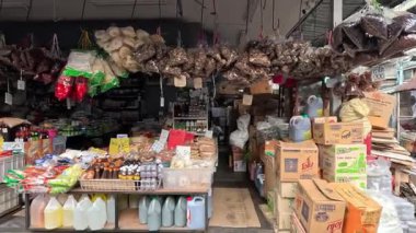 Kalabalık bir pazarda hızlı hareketlilik.