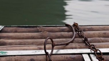Sakin suda zincirli bir tekne.
