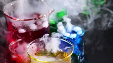 Canlı sıvılar duman ve kabarcıklarla reaksiyona giriyor.