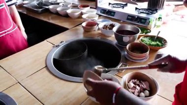 Erişteyi et ve et suyuyla hazırlıyorum.