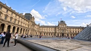 Louvre Müzesi, Paris, Fransa 'da turistler