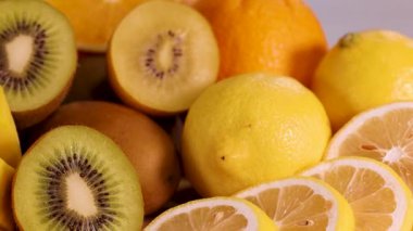 Canlı meyveler güzel bir şekilde sergileniyor.