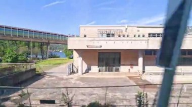 Milano 'nun sanayi ve yerleşim alanlarından geçmek