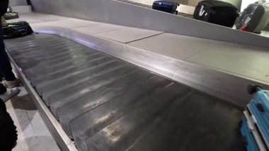 Çeşitli çantalar havaalanı taşıma bandıyla taşınır..