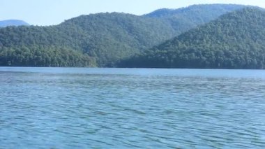 Huzurlu dağ gölü manzarası