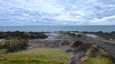 Dalgalar yavaşça Elie kıyılarına çarpar.