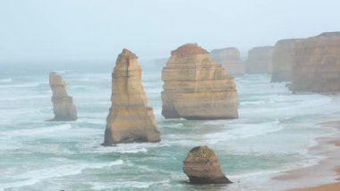 Avustralya 'nın manzaralı kıyı şeridi boyunca ikonik kireç taşı yığınları