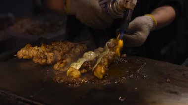 Şef şiş ve mevsim yemekleri ızgarada