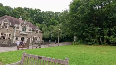 Ziyaretçi manzaralı müze manzarasında yürüyor