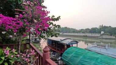 Nehir kenarında tekneler ve çiçekler