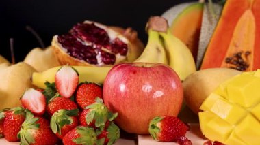 Çeşitli taze meyvelerin canlı gösterisi
