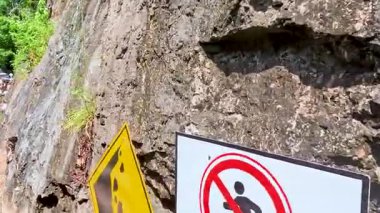 Düşen kayalar ve sarp kayalıklar hakkında uyarılar