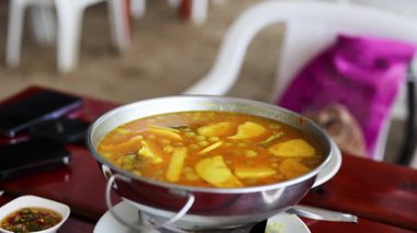 Balık ve sebzeli sarı köri.