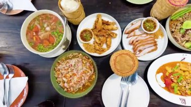 Çeşitli lezzetli Tayland yemekleri sergileniyor.