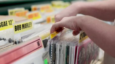 Piyasada plakları karıştıran kişi