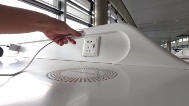 Bir aygıtın fişini takıp çıkarma dizisi