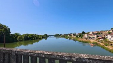 Castillon-la-Bataille, Fransa 'da huzurlu nehir manzarası