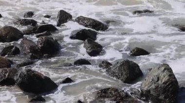 Su dinamik bir şekilde su altındaki kayaların üzerinden akar..