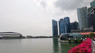 Bir şehrin zaman atlaması Bir körfez boyunca ufuk çizgisi.