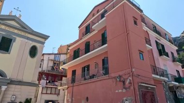 Sorrento, İtalya 'da renkli binalar ve kilise
