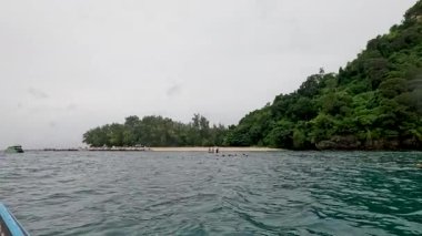 Tayland, Krabi 'deki yemyeşil adaya yaklaşır.