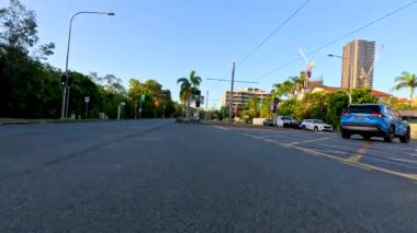 Kalabalık bir caddede araçlar ve yayalar