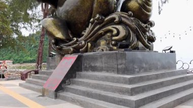 Karmaşık tasarım detaylarıyla büyük deniz kabuğu heykeli