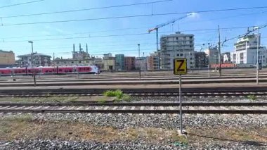 Milano tren raylarından geçen kırmızı tren.