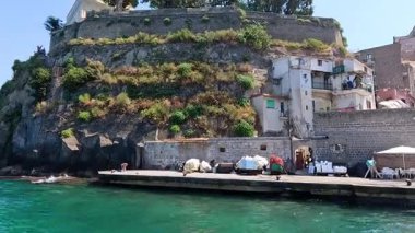 Sorrento 'nun resimli sahil şeridi boyunca tekne gezisi