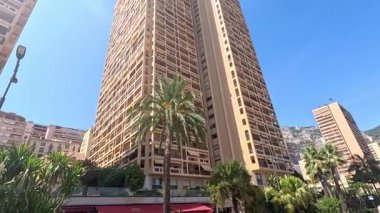 Açık mavi gökyüzü altında yüksek bir bina