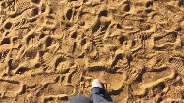 Brighton Sahili boyunca kumdaki ayak izleri