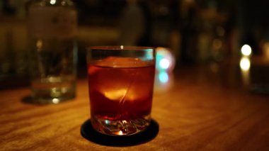 Bar tezgahında ortamı aydınlatan bir içki.