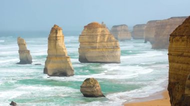 Avustralya 'nın manzaralı kıyı şeridi boyunca ikonik kireç taşı yığınları