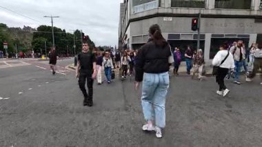 İnsanlar Edinburgh 'da kalabalık bir caddeden geçiyorlar.