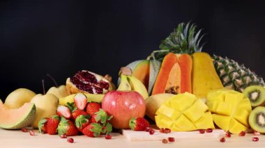 Çeşitli taze meyvelerden oluşan canlı bir karışım.