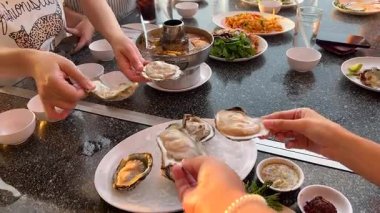 Arkadaşlar Pattaya, Tayland 'da taze istiridye yerler.