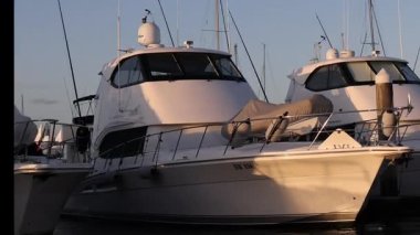 Lüks tekneler huzurlu marina sularına yanaştı.